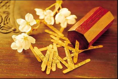 右眼皮跳(女人右眼跳是什么预兆)